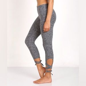 EUC 💗PINK 🎀 Beyond Yoga ballet inspired leggings with wrap tie Size S Spacedye